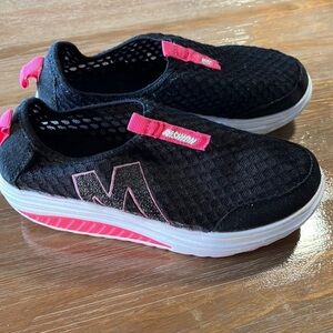 Fashion Women’s Tennis Shoes. No tag for the size see pictures.